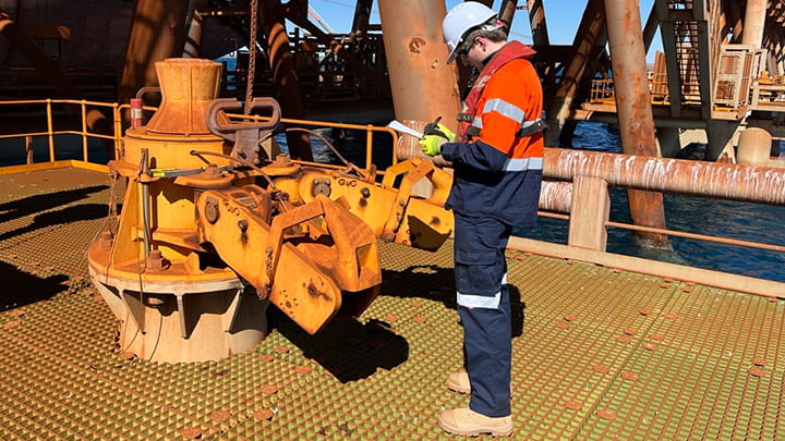 Expert-expection-and-routine-maintenance-of-mooring-equipment